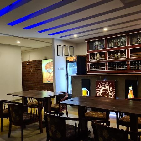 Cafe And Pub By Yasri Hotel Weligama Luaran gambar