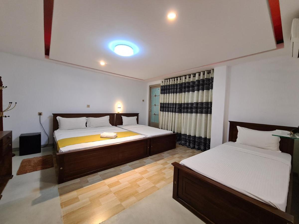 Cafe And Pub By Yasri Hotel Weligama Luaran gambar