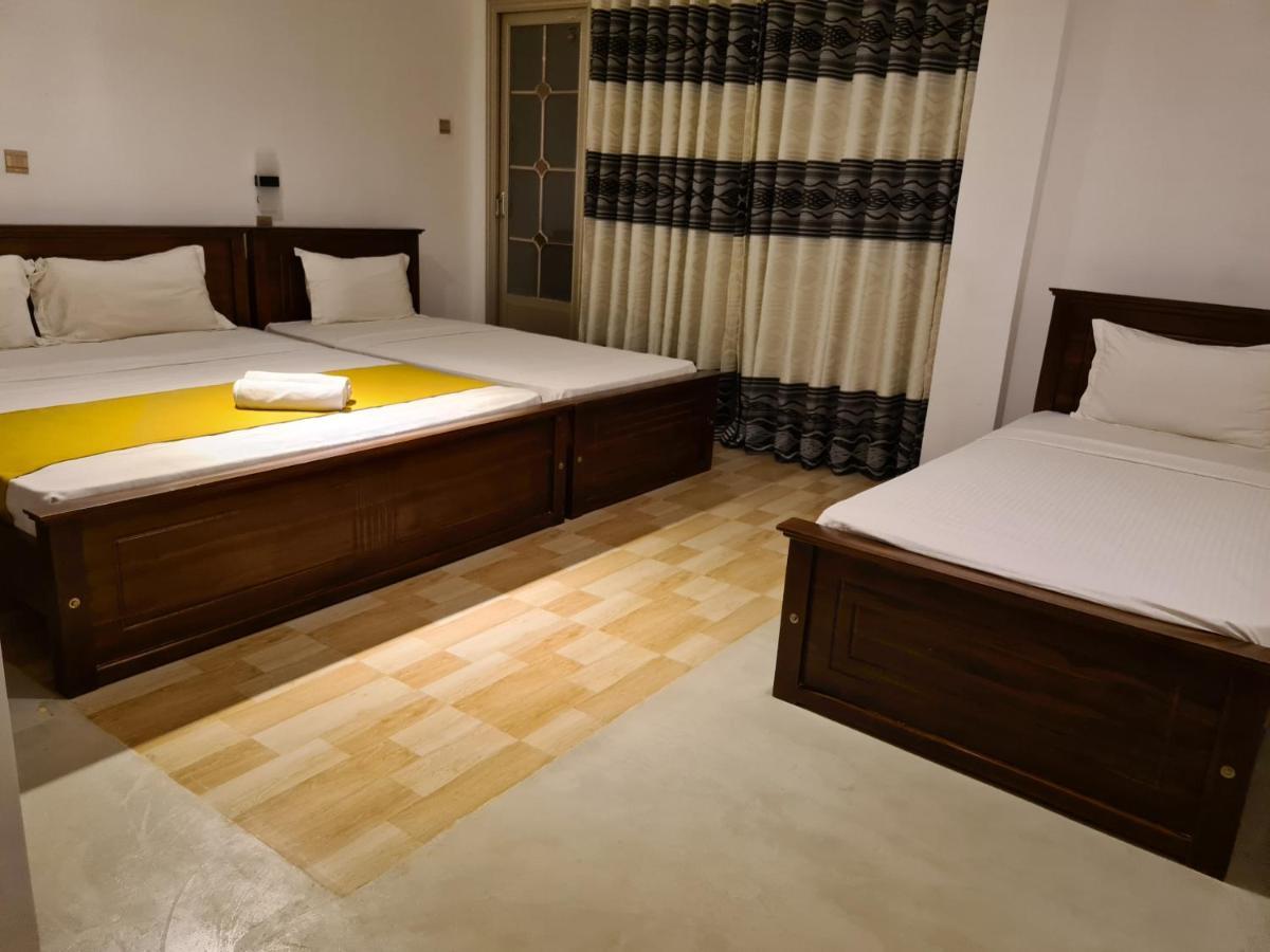Cafe And Pub By Yasri Hotel Weligama Luaran gambar