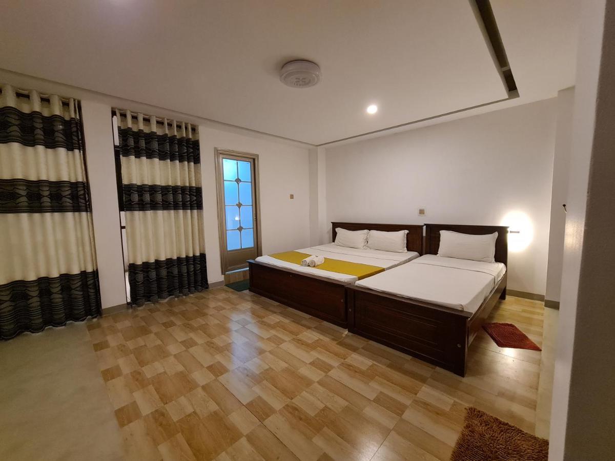 Cafe And Pub By Yasri Hotel Weligama Luaran gambar