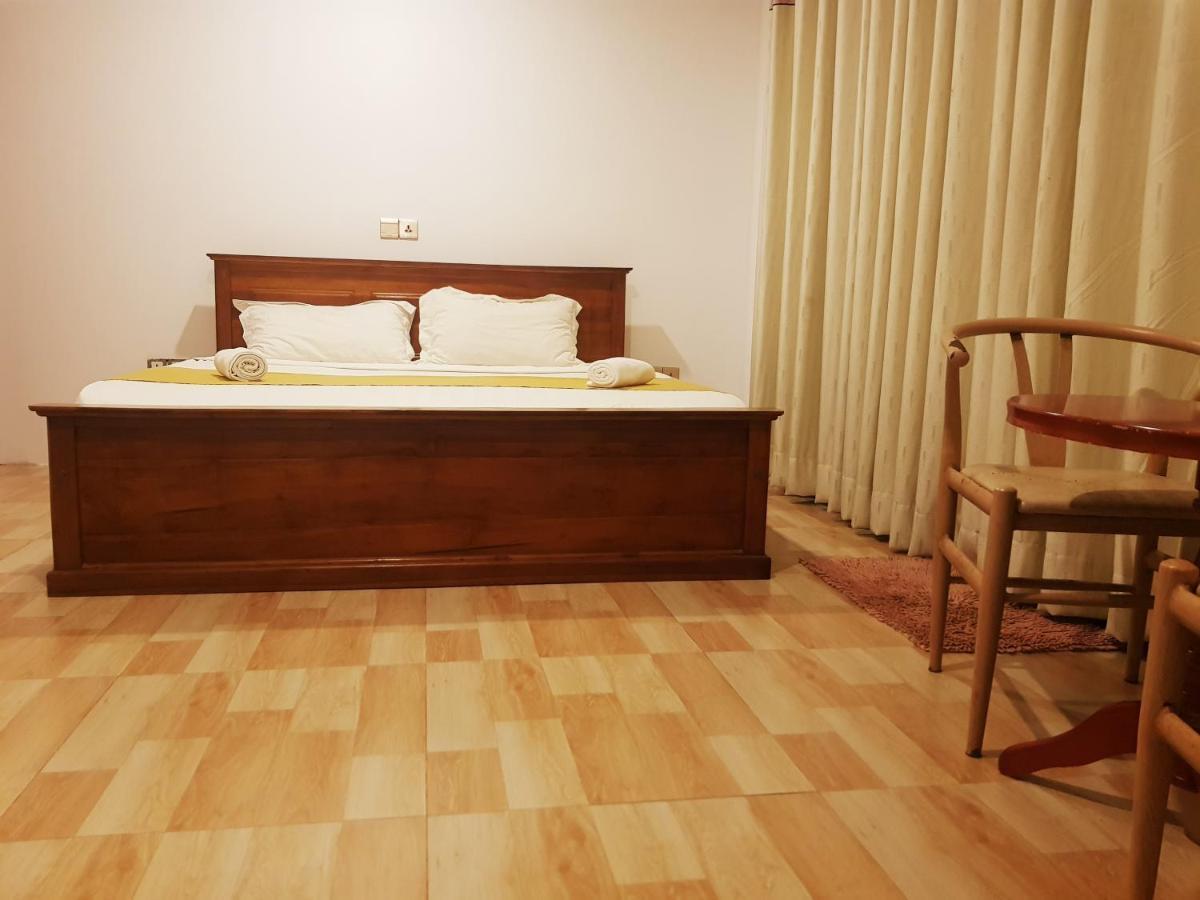 Cafe And Pub By Yasri Hotel Weligama Luaran gambar