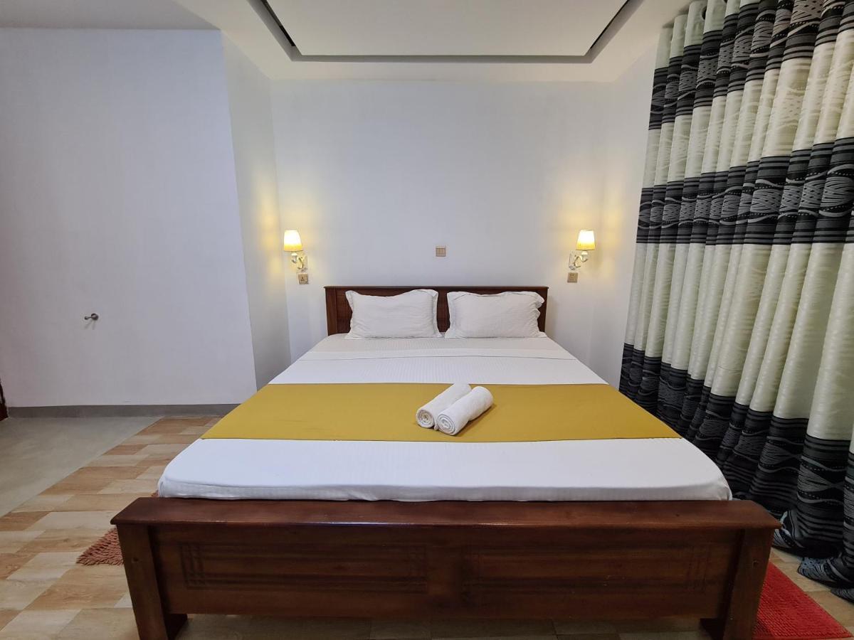 Cafe And Pub By Yasri Hotel Weligama Luaran gambar